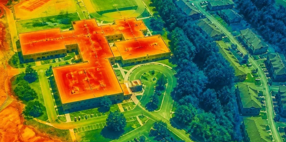 Vue aérienne thermique d'un ensemble immobilier montrant les effets des fortes chaleurs sur les bâtiments lors d'une canicule.